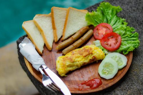 DarmasabaにあるAlam Puri Art Museum and Villasの卵ベーコントマトとトーストの盛り合わせ