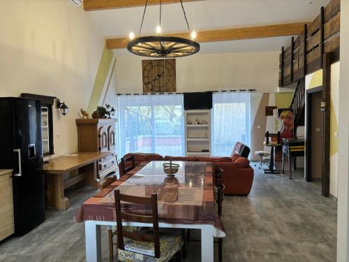 une cuisine et un salon avec une table et des chaises dans l'établissement Le campagnol, à Morgemoulin