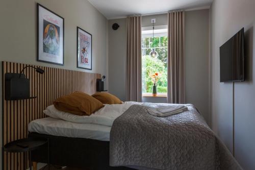 a bedroom with a bed and a window at Villa Granliden in Ludvigsborg