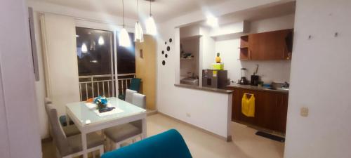 une petite cuisine avec une table et une chaise bleue dans l'établissement Apto cómodo, confortable para descansar y Disfrutar, à Carthagène des Indes