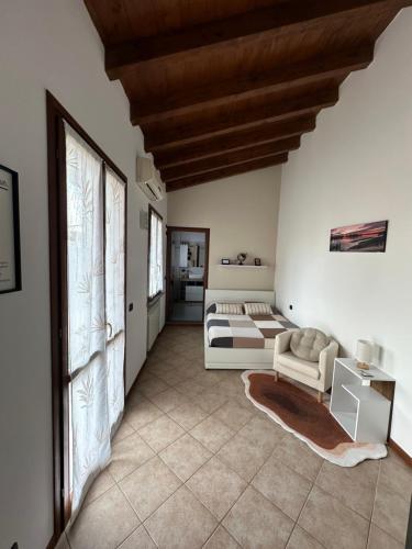 een woonkamer met een bank en een tafel bij Appartamento 2 poggioli in Cremona