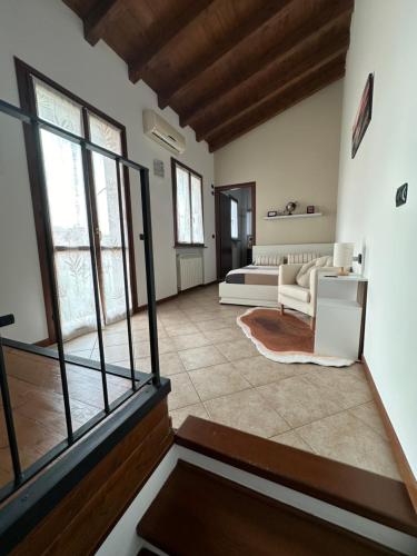 a living room with a white couch and windows at Appartamento 2 poggioli in Cremona