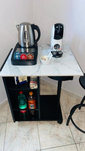 un tavolo con una macchinetta del caffè sopra di B&B 1898 - Villa Colonna ad Altamura