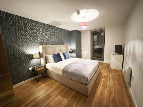 a bedroom with a bed and a wall at Media City Salford Quays in Manchester