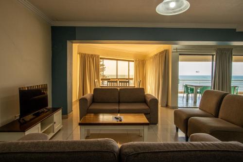 ウヴォンゴ・ビーチにあるSaints View Resort Unit 24のリビングルーム(ソファ、テレビ付)