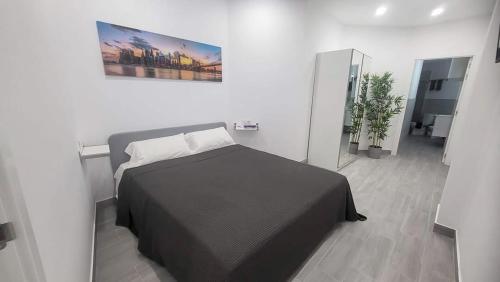 - une chambre avec un lit noir et un miroir dans l'établissement PAKITO TENERIFE Mareverde, à Adeje