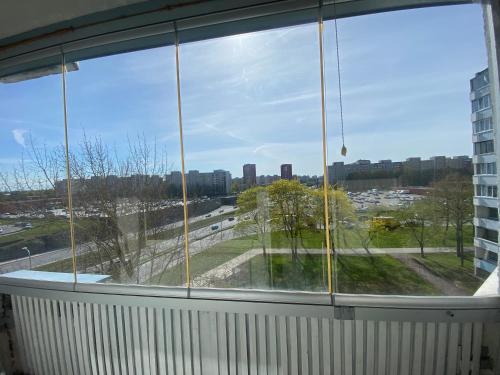 une fenêtre avec vue sur la ville dans l'établissement VIRBI, à Tallinn