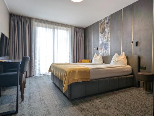 a hotel room with a large bed with a window at Vila Topaz in Baile Felix