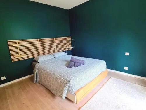 - une chambre avec un lit dans un mur vert dans l'établissement Villa Bali, à Saint-Just