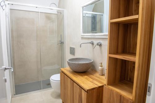 bagno con lavandino e doccia di Appartamento - Mondovì a Mondovì