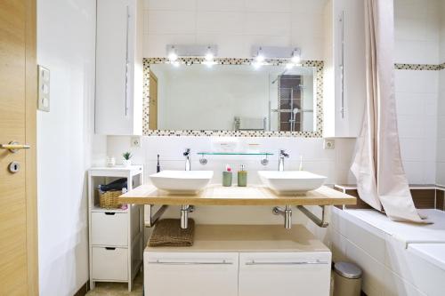 ein Badezimmer mit 2 Waschbecken und einem Spiegel in der Unterkunft Maison de ville moderne climatisée avec piscine in Morières-lès-Avignon