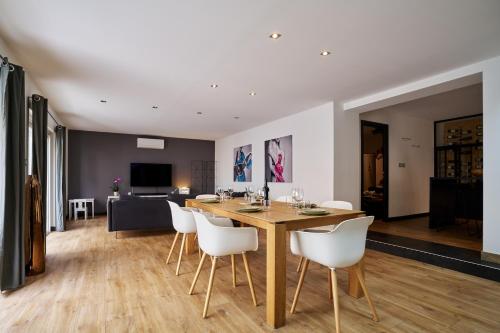 Maison de ville moderne climatisée avec piscine