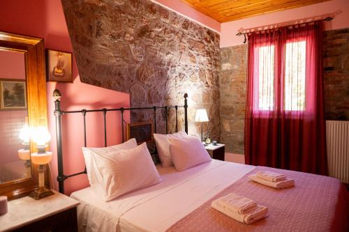 a bedroom with a bed with two towels on it at ΑΝeΜΙ in Anemótia