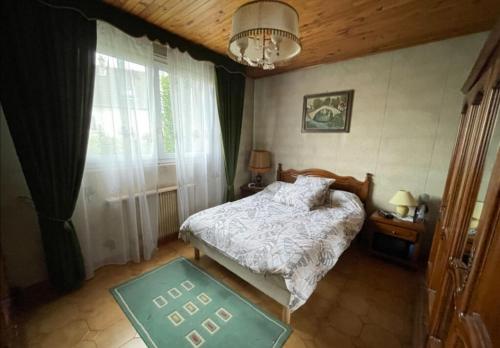 - une petite chambre avec un lit et une fenêtre dans l'établissement Chalet dans propriété à Biscarrosse, à Biscarrosse