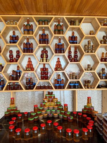 un montón de botellas de whisky en una mesa en Hotel Okatsia სასტუმრო ოკაცია, en Gordi