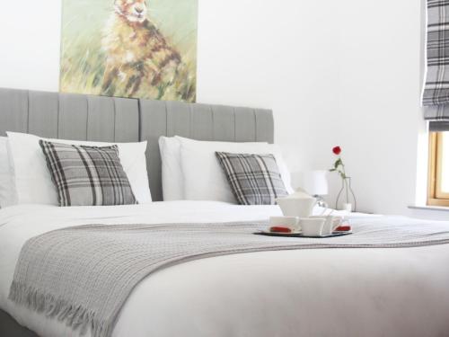 Ένα ή περισσότερα κρεβάτια σε δωμάτιο στο Hay's Wood Retreat - Holiday Cottages