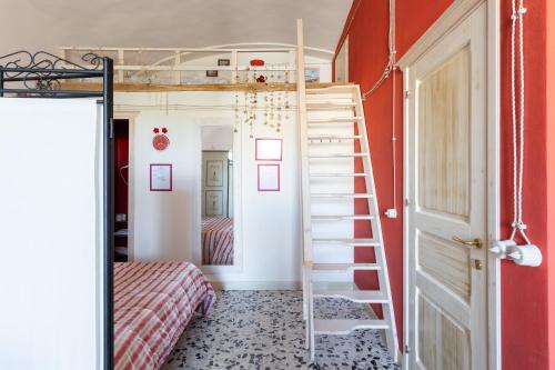 Ένα ή περισσότερα κρεβάτια σε δωμάτιο στο Bosa Il Borgo S9702 Locazione Turistica Affitti Brevi