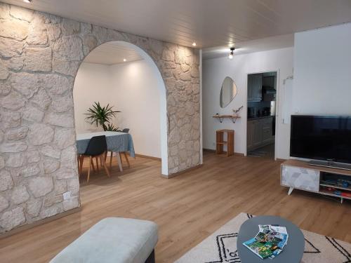 Μια τηλεόραση ή/και κέντρο ψυχαγωγίας στο Grand appartement 2 chambres Calme Parking