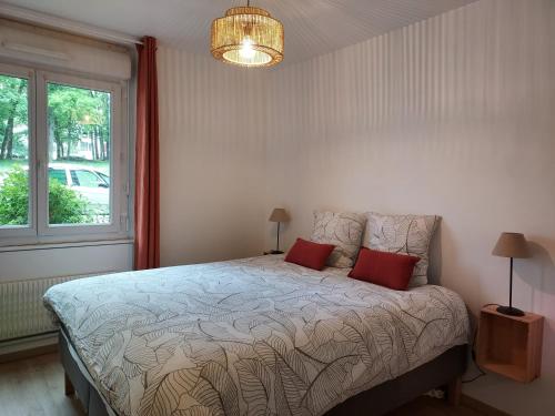 Ένα ή περισσότερα κρεβάτια σε δωμάτιο στο Grand appartement 2 chambres Calme Parking