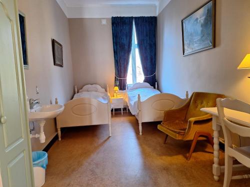 Cama o camas de una habitación en Tjøtta Gjestegaard