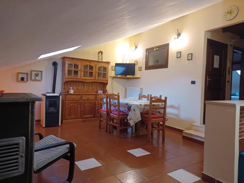 cocina y comedor con mesa y sillas en Principe di Napoli, en Pescasseroli