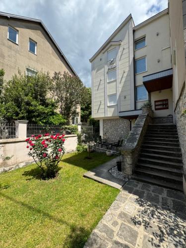 une maison avec un escalier à côté d'une cour dans l'établissement Villa Marija, à Trebinje