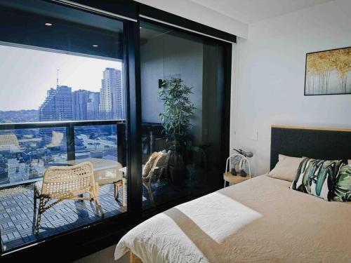 Skyone Lux 2Bed room Aprt in BoxHill with car park في بوكسهل: غرفة نوم بسرير وإطلالة على مدينة