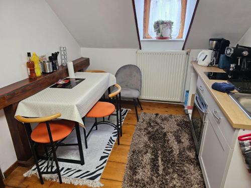 une petite cuisine avec une table et des chaises. dans l'établissement Petit Paradis Croneuva, à Strasbourg