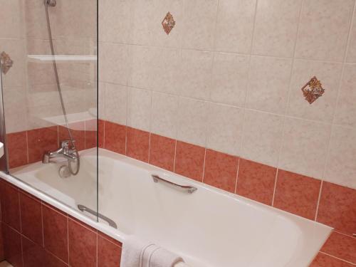 une salle de bain avec baignoire et douche dans l'établissement Appartement cosy aux Gets avec Wi-Fi et parking privé - FR-1-671-97, aux Gets