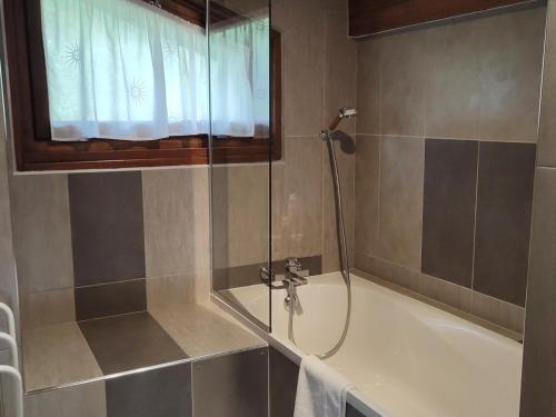 een badkamer met een douche en een bad bij Appartement Les Gets, 2 pièces, 5 personnes - FR-1-671-15 in Les Gets