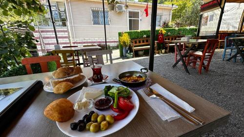 een tafel met een bord eten erop bij Uçmakdere Pansiyon in Şarköy