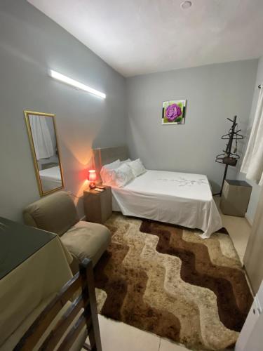 - une chambre avec un lit, un canapé et une chaise dans l'établissement Lujoso ,cómodo MONOAMBIENTE, à San Lorenzo