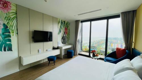 Habitación de hotel con cama y TV en Flamingo Ibiza Hải Tiến en Thanh Hóa