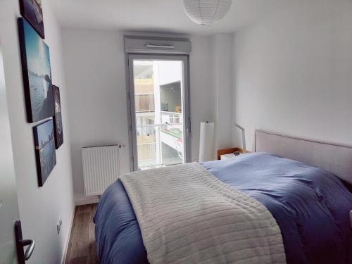 - une chambre avec un lit et une fenêtre dans l'établissement Appartement 2 chambres Lille - proche du métro, à Lille