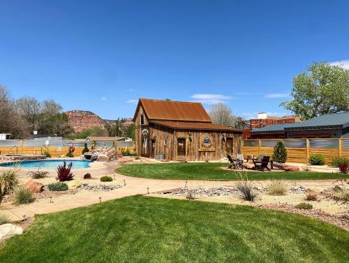 ein Haus mit einem Pool und einem Haus in der Unterkunft Timber & Tin G 2Bed 2Bath w Pool & Rooftop Deck in Kanab