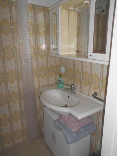 a bathroom with a sink and a mirror at Condominio Lido in Porto Garibaldi