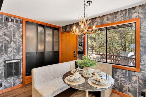 Ruang duduk di Green Roof A-Frame Endless Views Modern Cabin