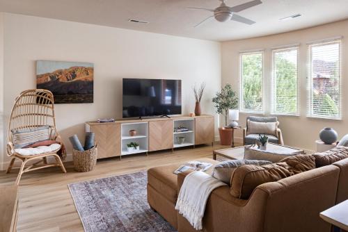 TV a/nebo společenská místnost v ubytování Luxury 3BR in Upscale Neighborhood Pet Friendly