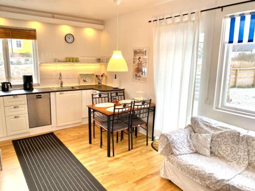 uma cozinha e sala de estar com uma mesa e um sofá em Blankaholm nära marinan em Blankaholm