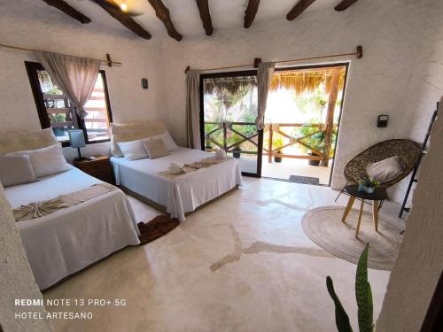Arte Sano Hotel - Adults only في جزيرة هول بوكس: غرفة نوم بسريرين في غرفة بها نوافذ