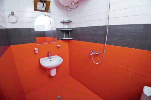 La salle de bains est pourvue de toilettes, d'un lavabo et d'une douche. dans l'établissement Хотел и Вили Марая, à Tsarévo