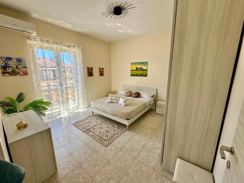 a living room with a bed and a window at DOMUS ALBÆ - Appartamento in centro Tropea in Tropea