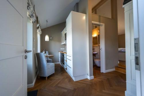 ein Bad mit einem Waschbecken und einem WC in einem Zimmer in der Unterkunft Haus Lillemor Wohnung 2 in Wyk auf Föhr