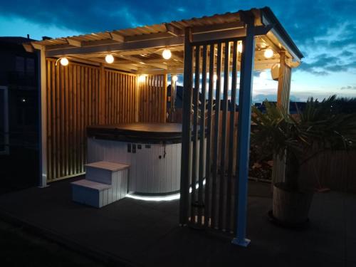 einen Pavillon mit einer Bar auf einer Terrasse in der Nacht in der Unterkunft Ferienhaus für 5 Personen ca 50 m in Mielno, Ostseeküste Polen in Mielno