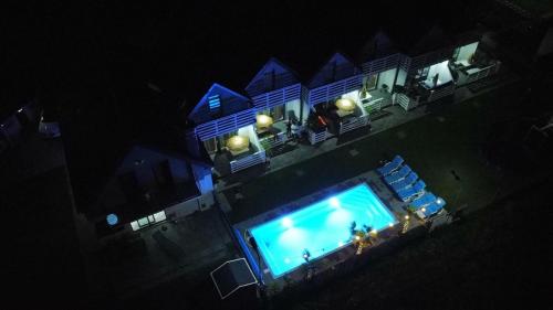 Utsikt över poolen vid Ferienhaus für 5 Personen ca 50 qm in Mielno, Ostseeküste Polen eller i närheten