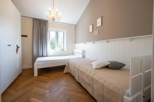 Schlafzimmer mit einem Bett und einem Fenster in der Unterkunft Haus Lillemor Wohnung 2 in Wyk auf Föhr