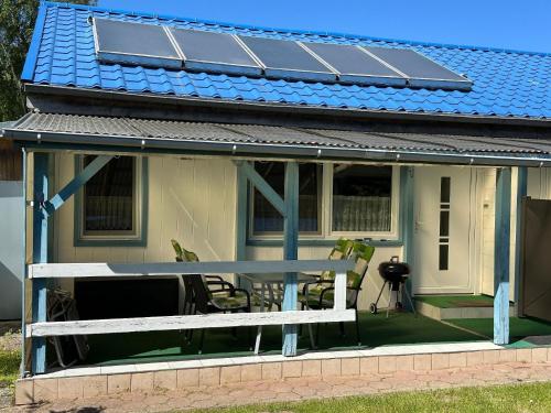 una casa con un panel solar en el techo en Ferienbungalow Lais - Seite 1, en Loissin