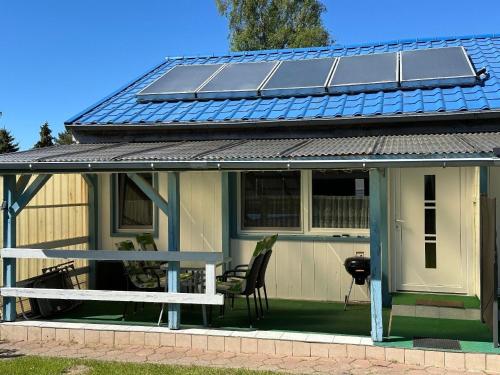 una casa con paneles solares en el techo en Ferienbungalow Lais - Seite 1, en Loissin