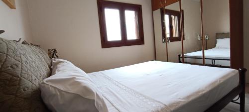 Postel nebo postele na pokoji v ubytování VILLAS ORMOS PALACE