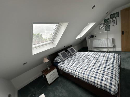Habitación pequeña con cama y ventana en Private self-contained flat with shared entrance en Londres